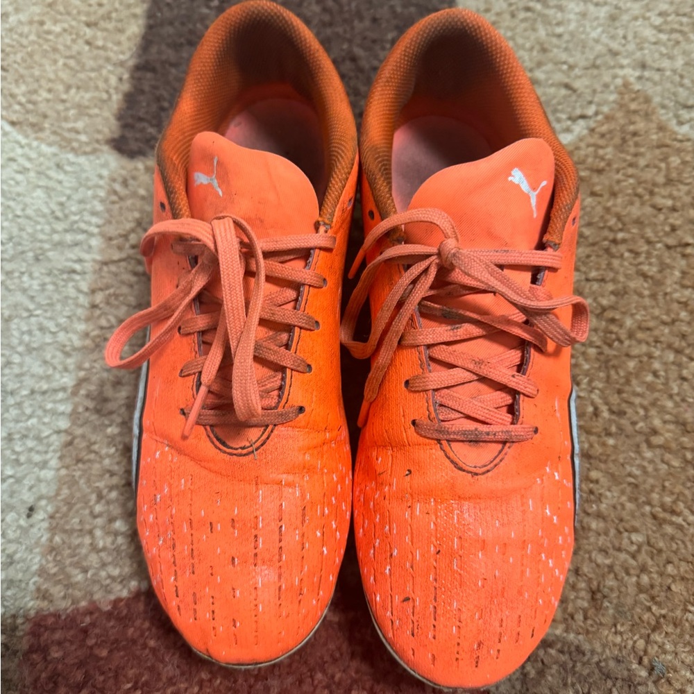 Men sz 7.5 Puma soccer cleats